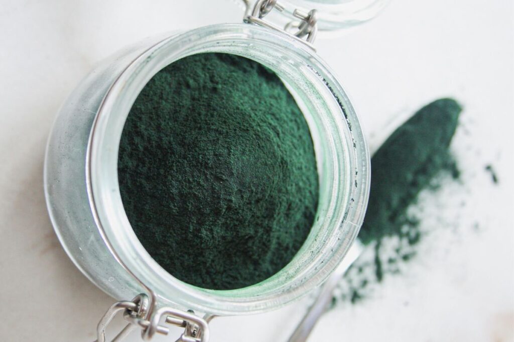 Spirulinos nauda organizmui: kokį poveikį turi smaragdinės spalvos milteliai?