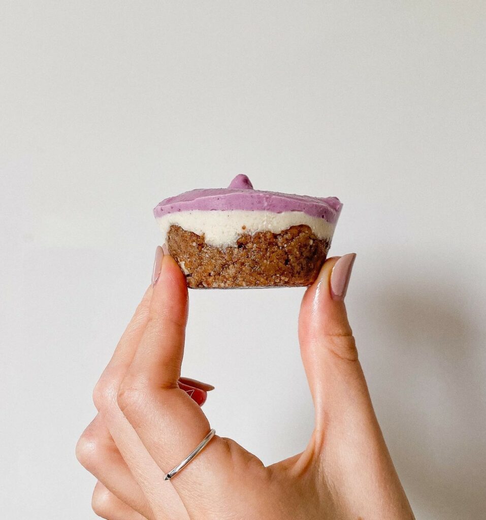 Sūrio pyrago keksiukai su avietėmis