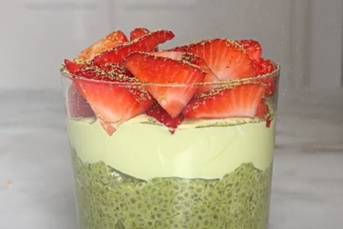 Matcha pudingas su braškėmis