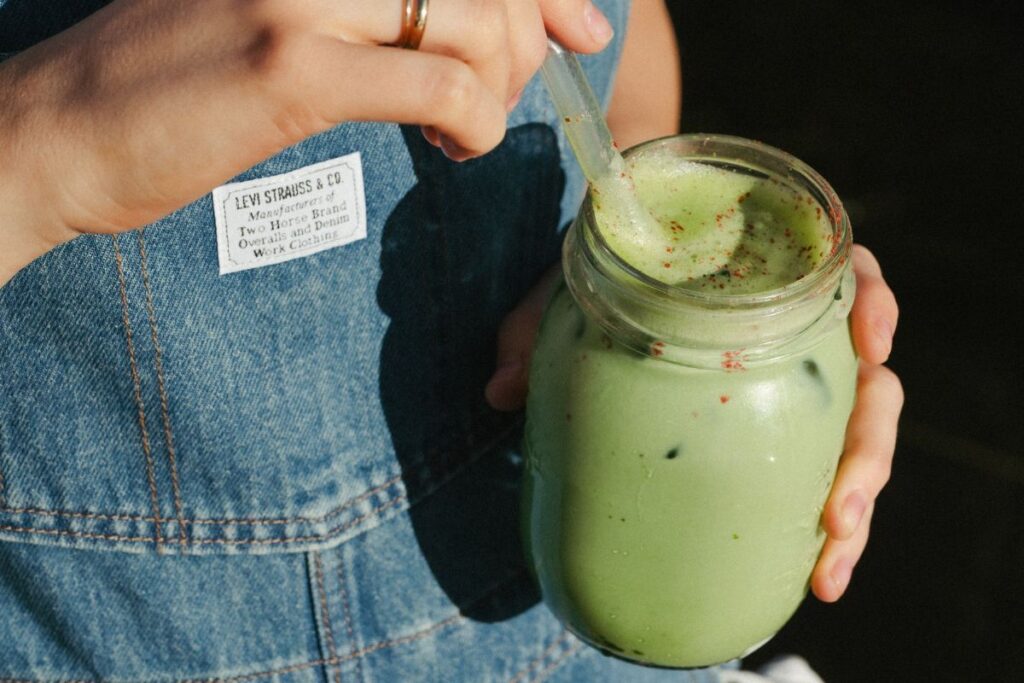 Braškių matcha latte