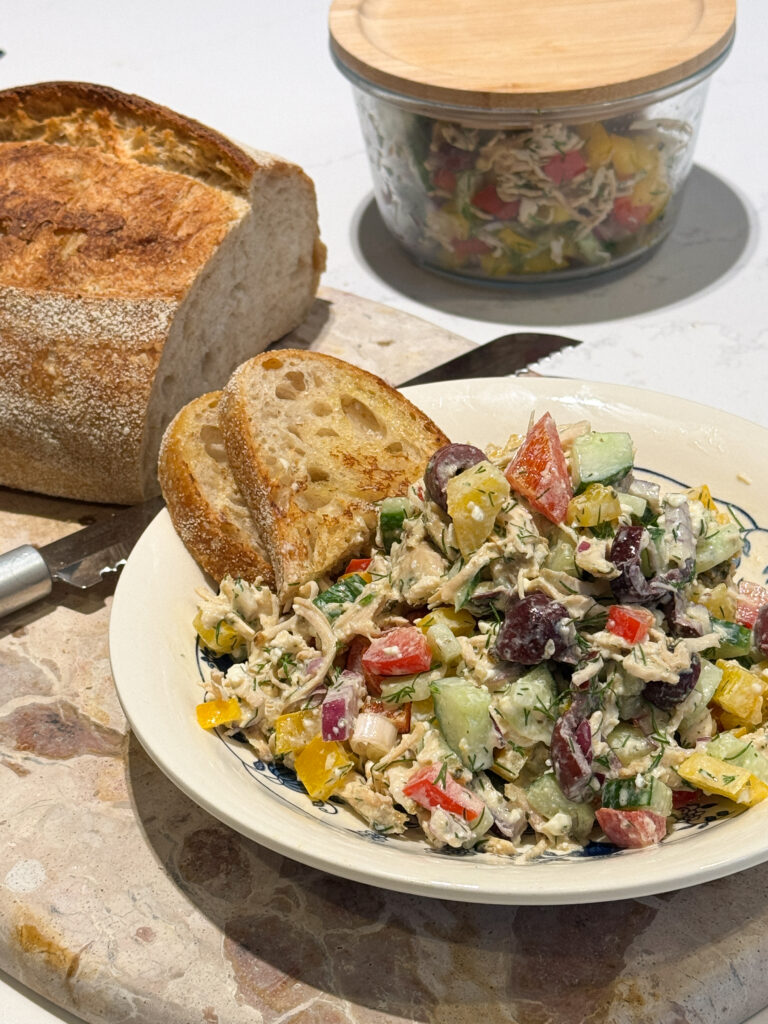 Vištienos salotos su jogurtiniu fetos padažu