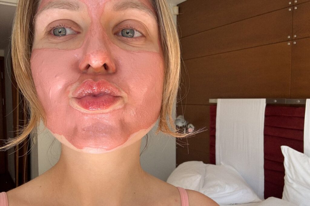 Veido odos priežiūros rutina: moteris užsitepusi veido kaukę ant veido