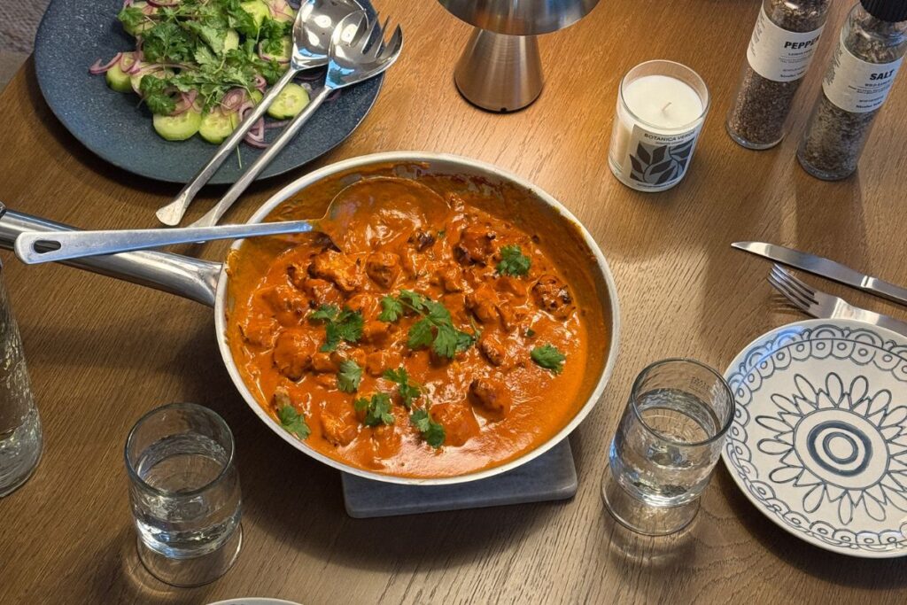 Sviestinė vištiena su jogurtine naan