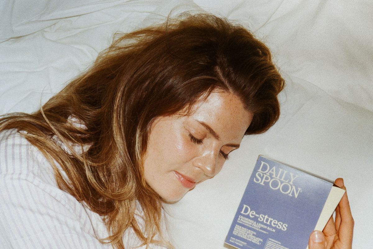 Mieganti mergina su papildu De-stress